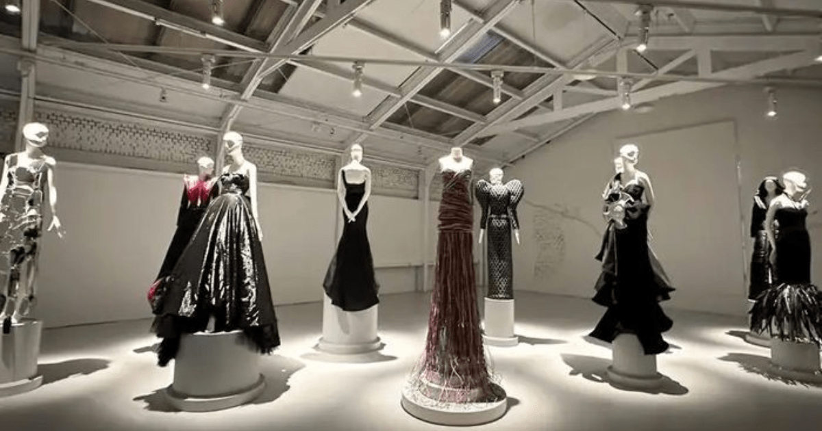 Busana dari Sparepart Mobil: Ketika Jeremy Scott Menyulap Sampah Otomotif Jadi Adibusana