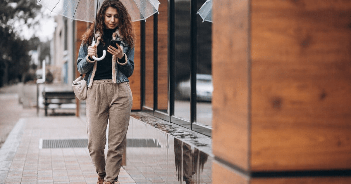 9 Inspirasi Outfit Musim Hujan: Tetap Stylish Saat Cuaca Tak Menentu