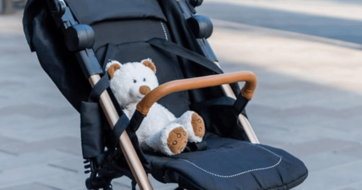 Unik! Pasangan Turis Menitipkan Anak ke Penjaga Demi Kereta Gantung