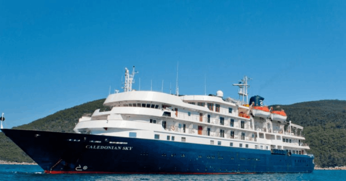 Miris! Kapal Pesiar Karam Usai Tabrak Terumbu Karang Raja Ampat 2026