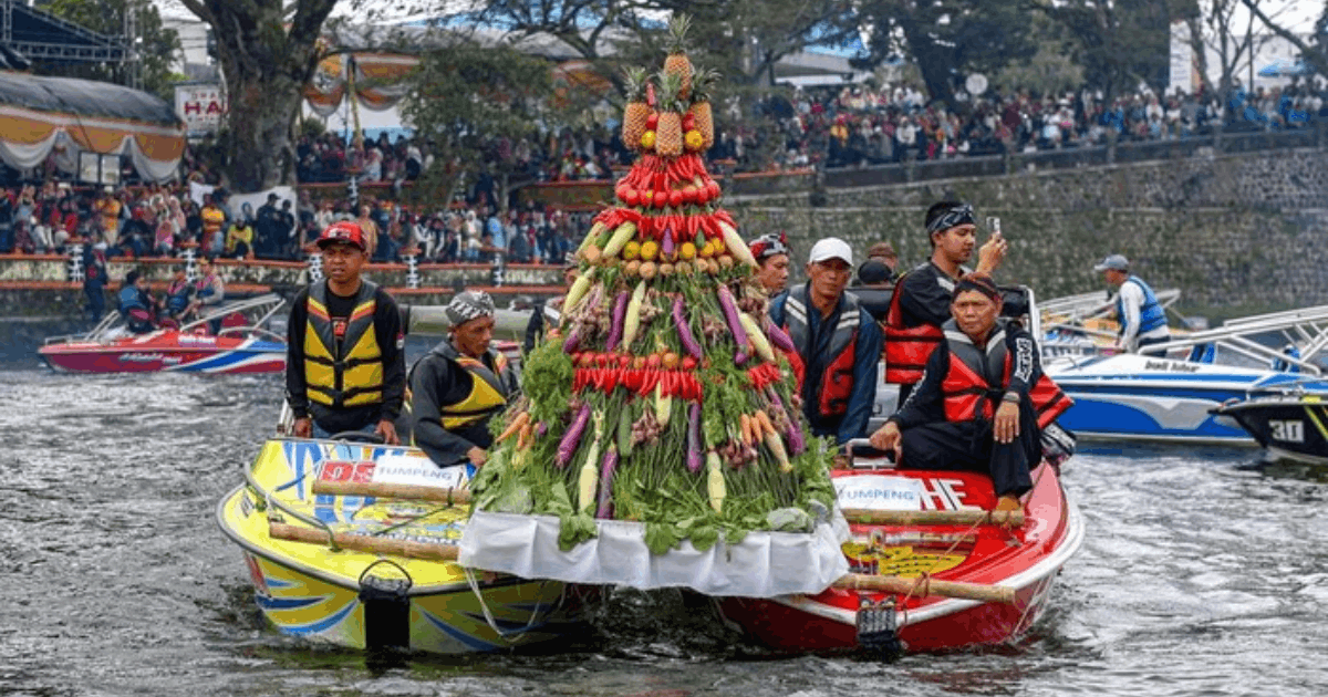 Tradisi Labuhan Sarangan Magetan: Wujud Syukur Warga di Telaga Pasir