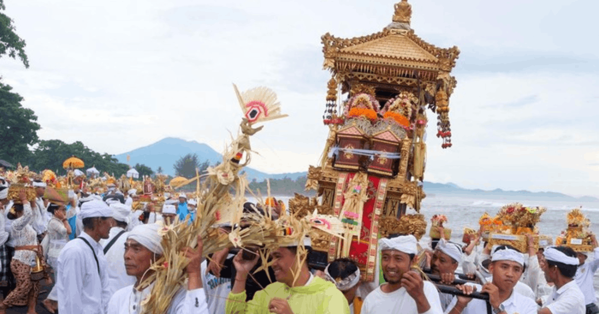 Khidmat! Ratusan Umat Hindu Gelar Ritual Mesucian di Pantai Saba Bali