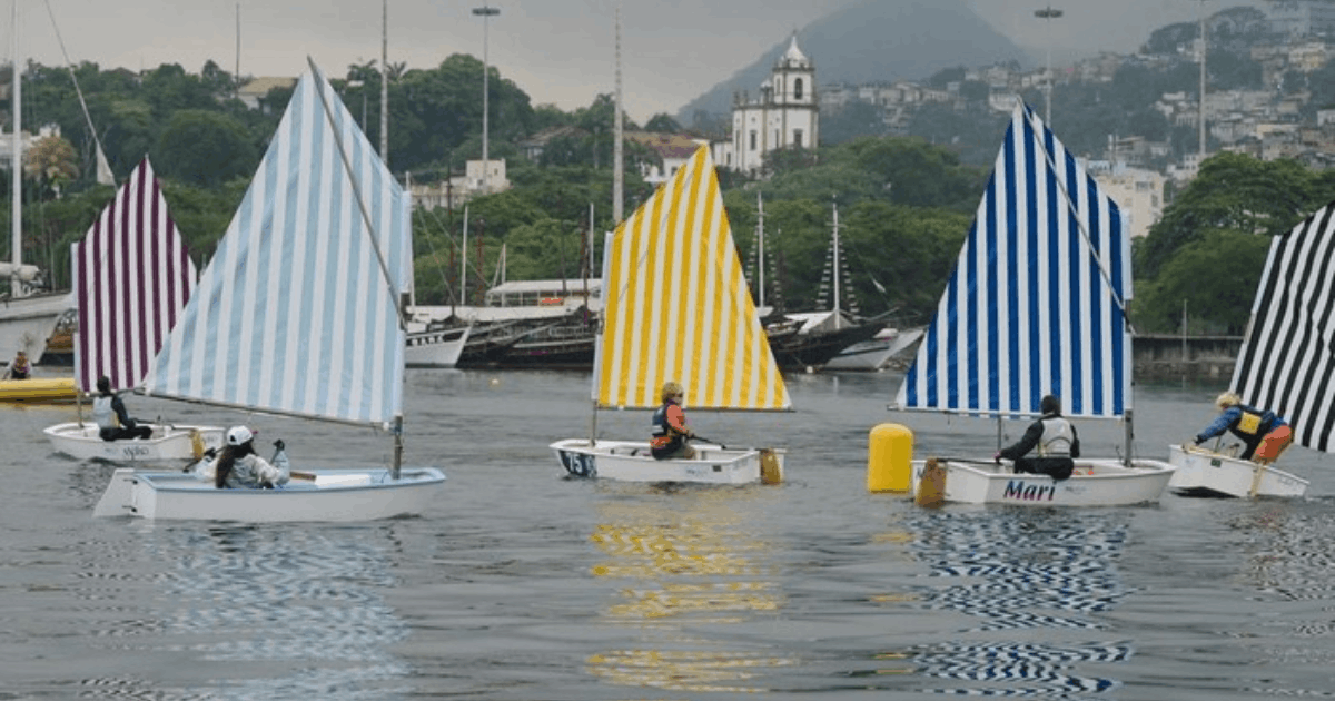 Seni di Laut! Perahu Layar Daniel Buren Hiasi Regatta Teluk Guanabara