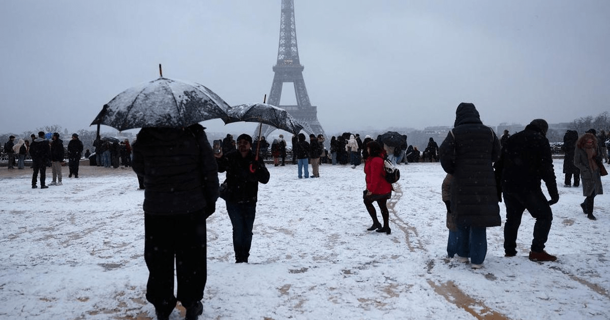 Paris Memutih! Potret Cantik Salju Menara Eiffel yang Sangat Langka