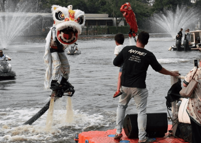 Spektakuler! Atraksi Barongsai di Danau Senayan Pukau Ribuan Warga