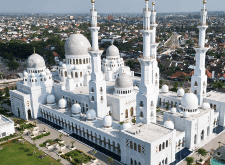 Buka Puasa Masjid Zayed Solo: Ada 14 Ribu Paket Takjil Gratis!