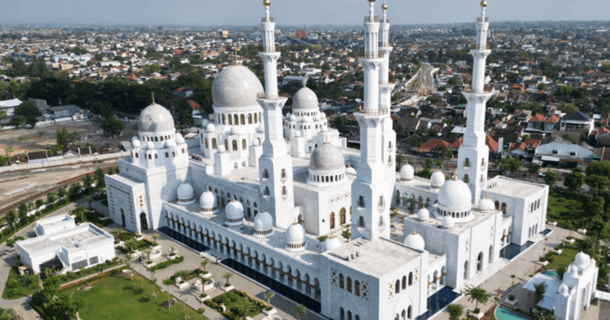 Buka Puasa Masjid Zayed Solo: Ada 14 Ribu Paket Takjil Gratis!