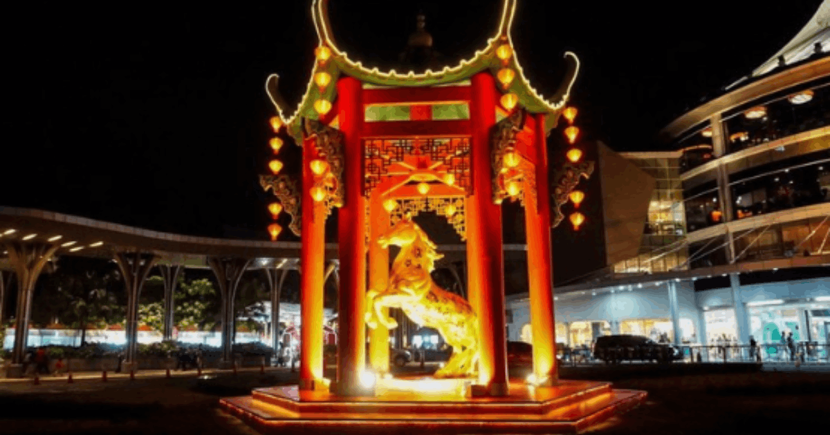 Meriah! Dekorasi Imlek Patung Kuda Hiasi Pusat Perbelanjaan Kota