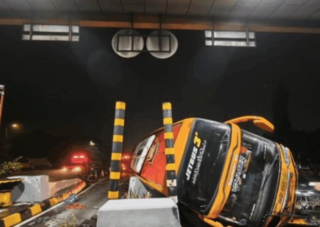 Kecelakaan Bus Pariwisata Tol: Tabrak Pembatas dan 16 Orang Luka