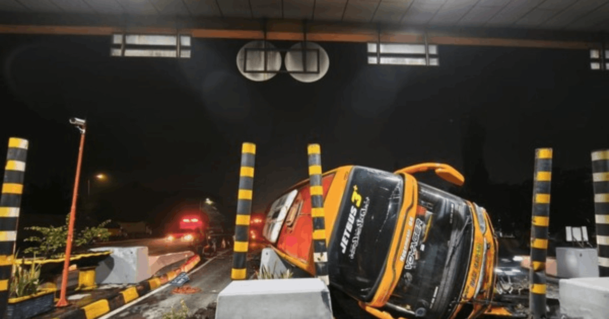 Kecelakaan Bus Pariwisata Tol: Tabrak Pembatas dan 16 Orang Luka