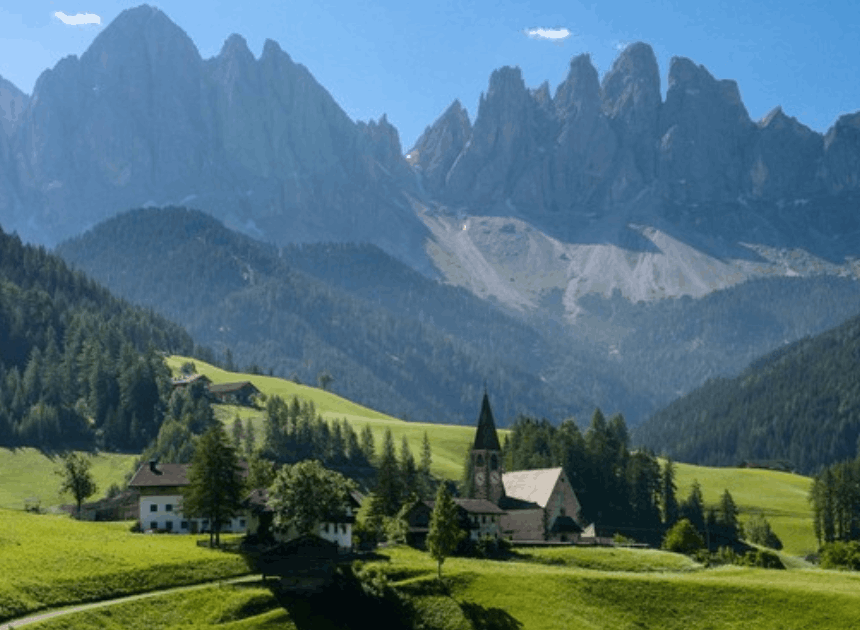 Wisata Italia: Keindahan Gereja Desa yang Diserbu Ribuan Turis