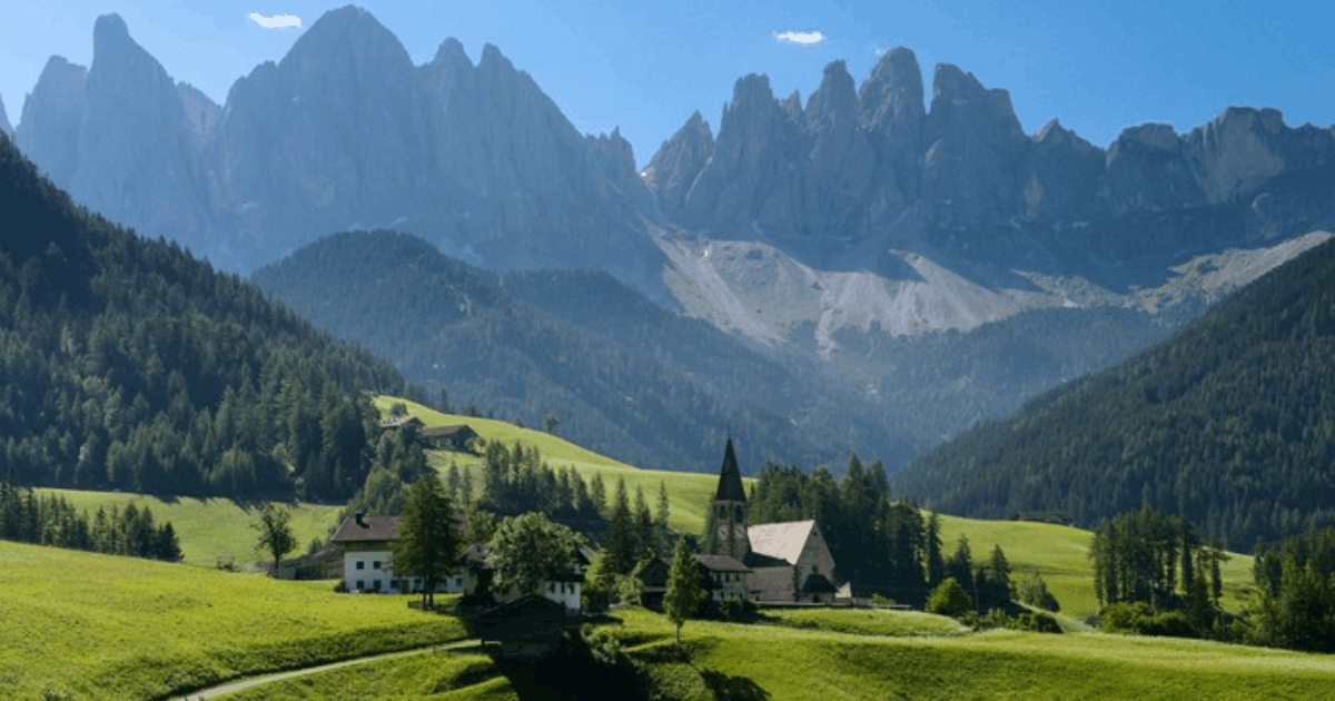 Wisata Italia: Keindahan Gereja Desa yang Diserbu Ribuan Turis