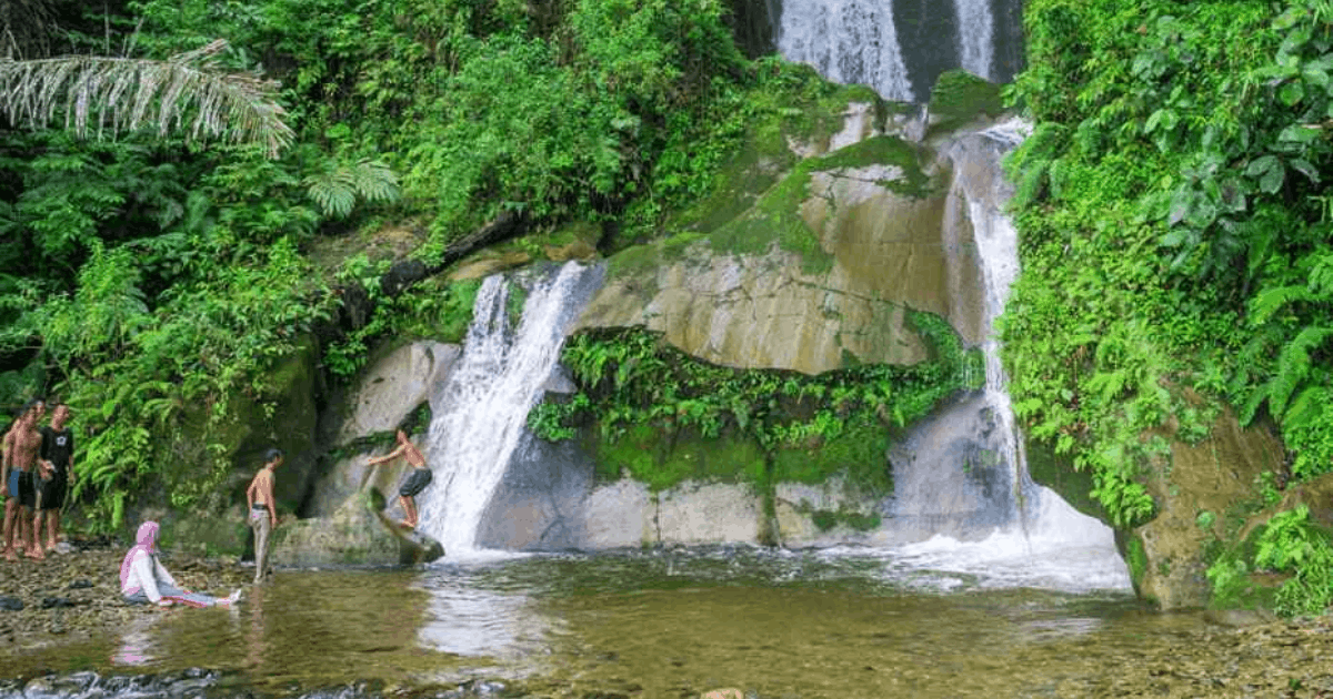 Pesona Air Terjun Taman Eden 100: Destinasi Libur Imlek di Toba