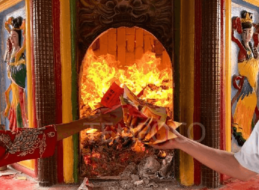 Ritual Bakar Uang Arwah Kupang: Tradisi Unik Sambut Imlek