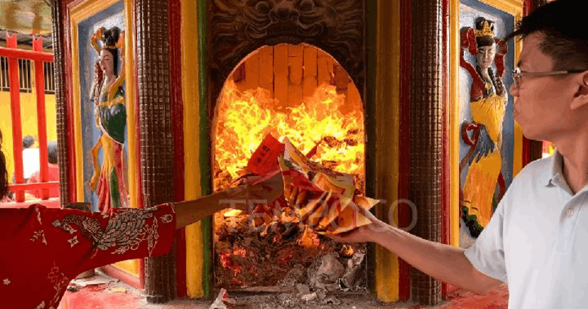 Ritual Bakar Uang Arwah Kupang: Tradisi Unik Sambut Imlek