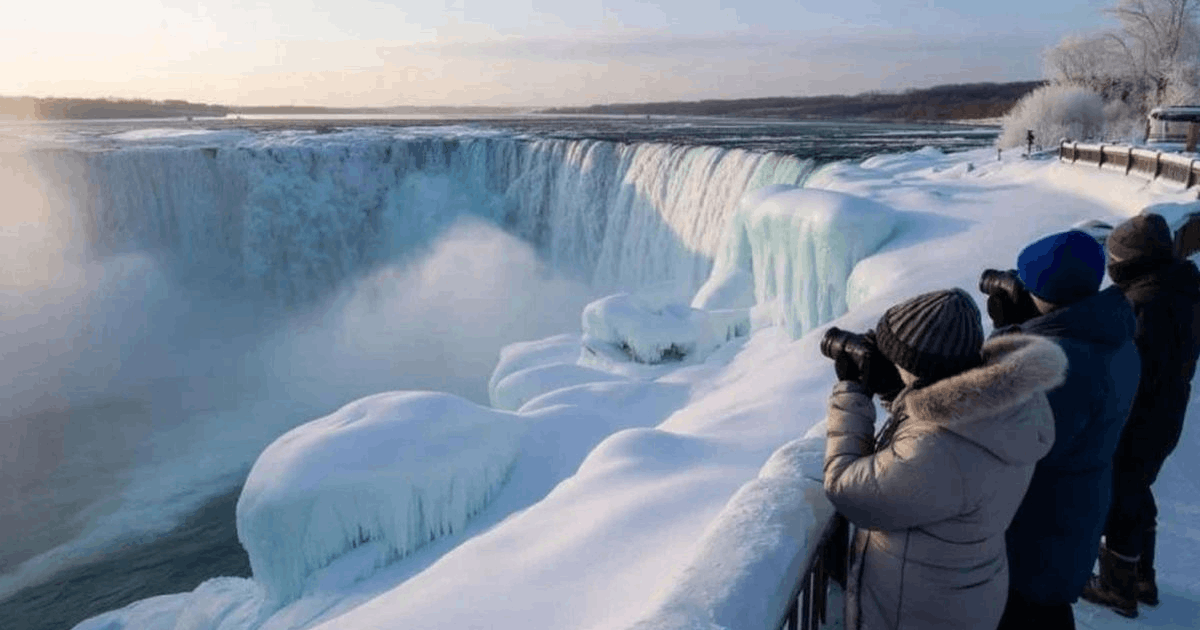 Fenomena Langka: Air Terjun Niagara Membeku Akibat Suhu Ekstrem