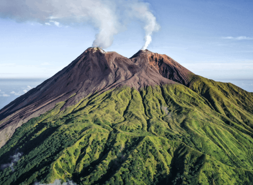 Pesona Wisata Pulau Siau: Gunung Berapi yang Menyala