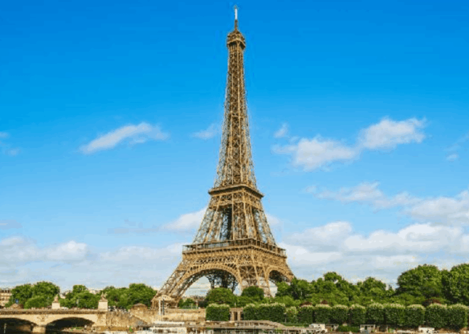 Tangga Menara Eiffel Dilelang Jadi Rebutan Kolektor