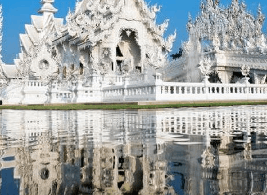 Viral! Aksi Turis di Kuil Thailand Ciuman Bikin Netizen Terbelah