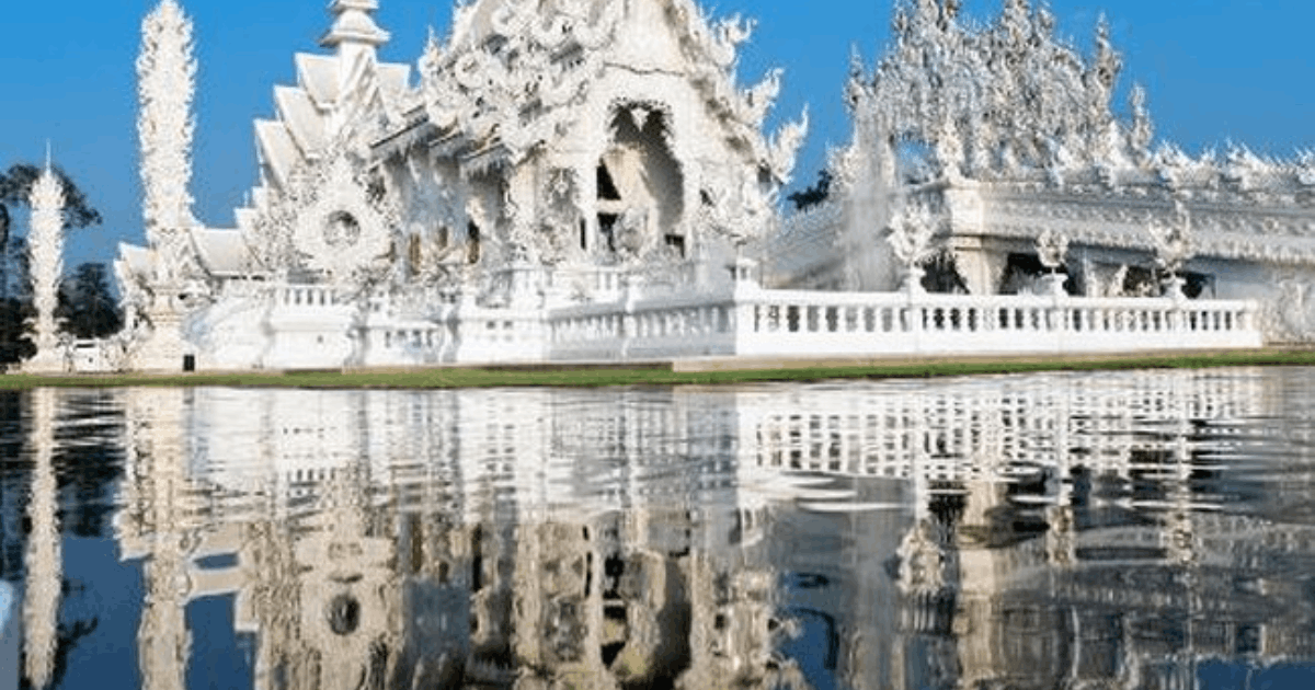 Viral! Aksi Turis di Kuil Thailand Ciuman Bikin Netizen Terbelah