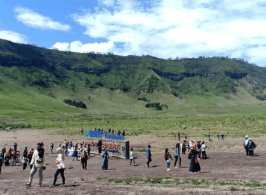 Sabana Indah di Indonesia: Selain Bukit Warinding, Ini Daftar Padang Rumput yang Wajib Anda Kunjungi!