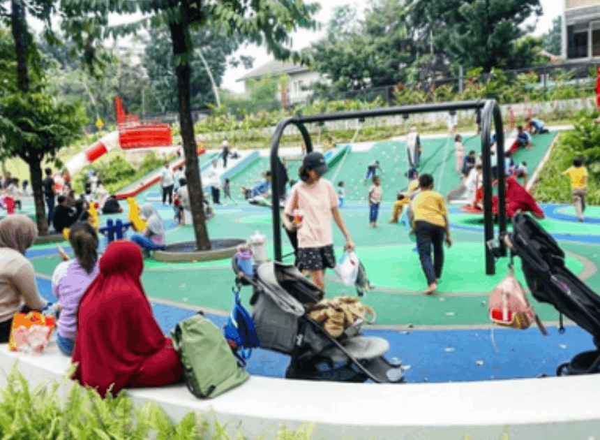 Taman Bendera Pusaka Ramai Pengunjung Piknik Olahraga