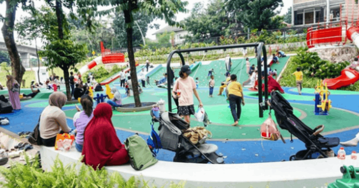 Taman Bendera Pusaka Ramai Pengunjung Piknik Olahraga