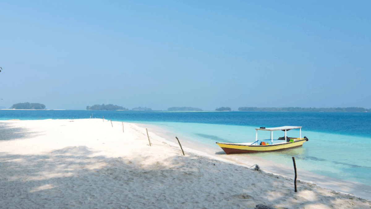 16 Pantai Terdekat dari Jakarta: Pilihan Terbaik Liburan Keluarga