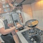 anak muda - ilustrasi berita Anak muda semakin jauh dari dapur: Tradisi memasak kian memudar