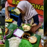 nasi liwet bu parmi - ilustrasi berita Nasi Liwet Bu Parmi, 30 Tahun Cabuk Rambak yang Tetap Ramai di Solo