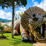 dinosaurus ulun danu - ilustrasi berita Dinosaurus Ulun Danu Muncul di Beratan: Spot Healing Baru di Bali yang Cocok…