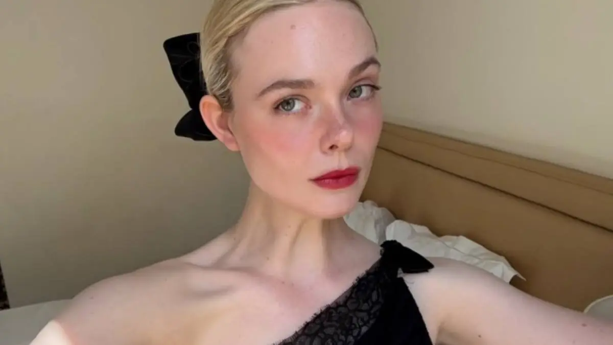 elle fanning topless Elle Fanning topless: Berfoto di Pinggir Kolam Saat Liburan elle fanning topless - ilustrasi berita Elle Fanning topless: Berfoto di Pinggir Kolam Saat Liburan
