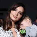 emily ratajkowski - ilustrasi berita Emily Ratajkowski Dapatkan Kesepakatan Buku Bernilai Tujuh Digit Setelah Esai Viral