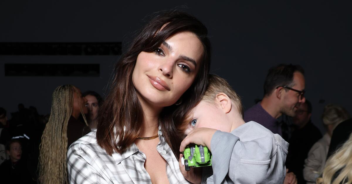 emily ratajkowski Emily Ratajkowski Dapatkan Kesepakatan Buku Bernilai Tujuh… emily ratajkowski - ilustrasi berita Emily Ratajkowski Dapatkan Kesepakatan Buku Bernilai Tujuh Digit Setelah Esai Viral