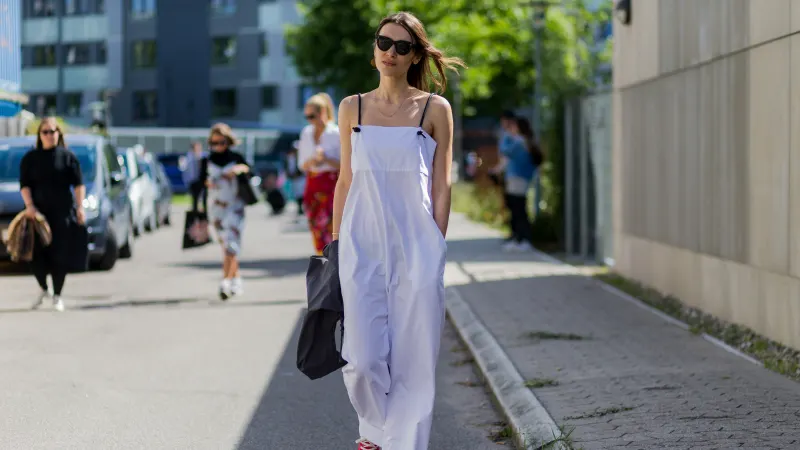 flowy jumpsuits Flowy Jumpsuits: Alternatif Musim Panas Ala Gadis Chic di… flowy jumpsuits - ilustrasi berita Flowy Jumpsuits: Alternatif Musim Panas Ala Gadis Chic di Cannes, London, dan Yunani