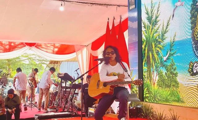 Kaka Slank Nyanyi dan Tanam Mangrove di Tuban, Ajak Masyarakat Peduli Lingkungan