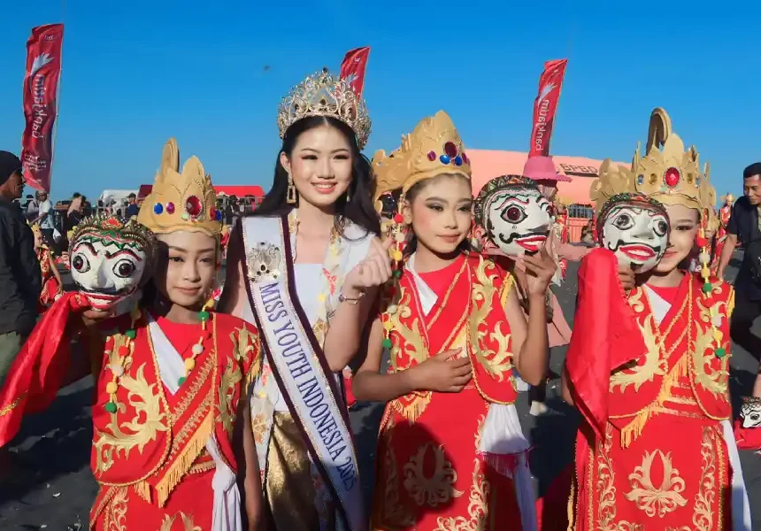 Miss Youth Indonesia Dorong Pelestarian Topeng Kaliwungu di Lumajang
