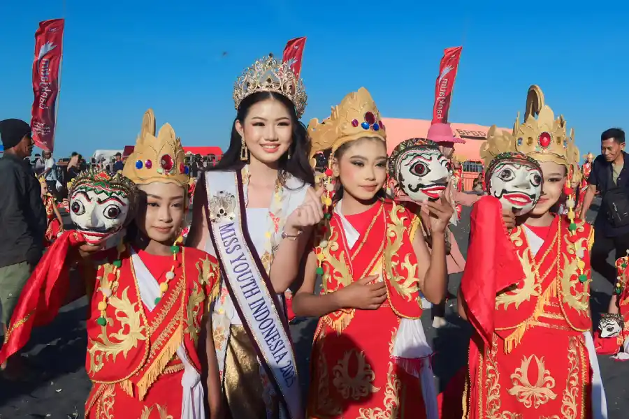 topeng kaliwungu Miss Youth Indonesia Dorong Pelestarian Topeng Kaliwungu di… topeng kaliwungu - ilustrasi berita Miss Youth Indonesia Dorong Pelestarian Topeng Kaliwungu di Lumajang