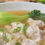wonton hangat - ilustrasi berita Cozy Wonton Soup: Sup Wonton Hangat dengan Isian Udang dan Daging yang Gurih
