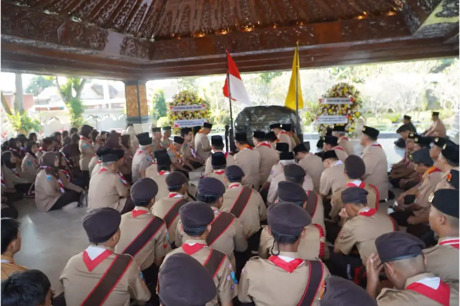 Ketua Kwarnas-Kwarda Jatim Ziarah ke Makam Bung Karno, Buwas: Pramuka Jangan Kehilangan Akar Sejarah