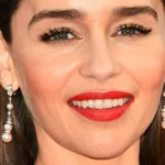 emilia clarke - ilustrasi berita Emilia Clarke Tampil dengan Gaun Rajut Sheer Tanpa Bra di Peragaan Maison Margiela