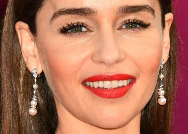 Emilia Clarke Tampil dengan Gaun Rajut Sheer Tanpa Bra di Peragaan Maison Margiela