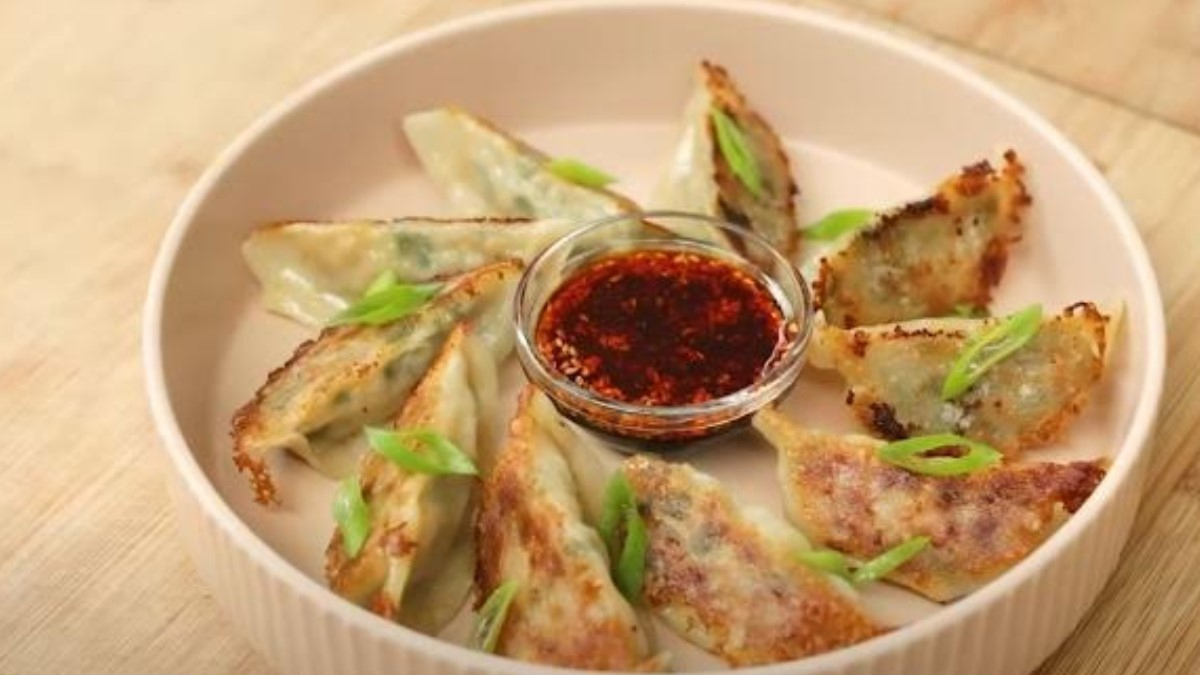 gyoza ayam Gyoza Ayam, Cocok Jadi Camilan Keluarga: Resep Praktis yang Mudah… gyoza ayam - ilustrasi berita Gyoza Ayam, Cocok Jadi Camilan Keluarga: Resep Praktis yang Mudah Dicoba