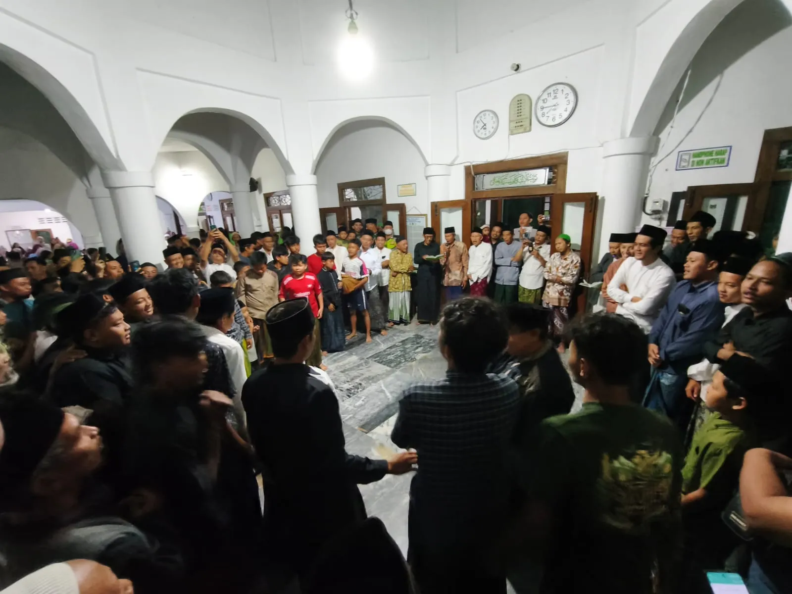 masjid jamsaren Tradisi Sebar Koin Peringatan Maulid Nabi di Masjid Jamsaren… masjid jamsaren - ilustrasi berita Tradisi Sebar Koin Peringatan Maulid Nabi di Masjid Jamsaren Sejak 1908 Berpotensi…