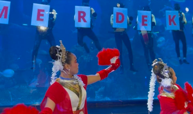 Jakarta Aquarium Kibarkan Merah Putih di Dalam Air Saat HUT RI ke-81