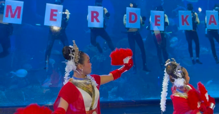 merah putih Jakarta Aquarium Kibarkan Merah Putih di Dalam Air Saat HUT RI ke-81 merah putih - ilustrasi berita Jakarta Aquarium Kibarkan Merah Putih di Dalam Air Saat HUT RI ke-81