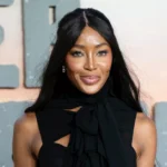 naomi campbell - ilustrasi berita Naomi Campbell dan Pengaruh Gayanya: Duplikat Tas Merah Ceri Terjangkau Mencuri…