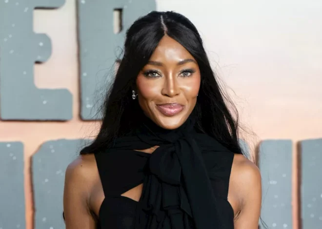 Naomi Campbell dan Pengaruh Gayanya: Duplikat Tas Merah Ceri Terjangkau Mencuri Perhatian