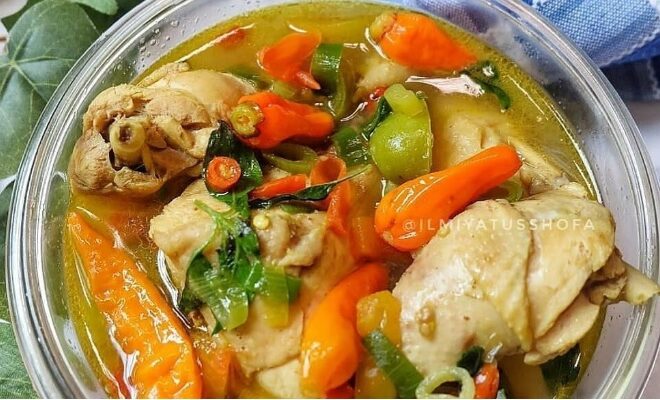 Pindang Ayam dengan Tomat, Nanas, dan Kemangi: Hidangan Berkuah Gurih dan Segar