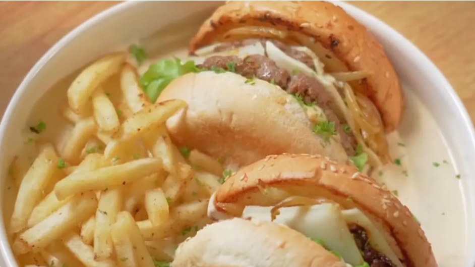 burger homemade Burger Homemade dengan Saus Garlic Parmesan: Daging Juicy dan… burger homemade - ilustrasi berita Burger Homemade dengan Saus Garlic Parmesan: Daging Juicy dan Keju Meleleh